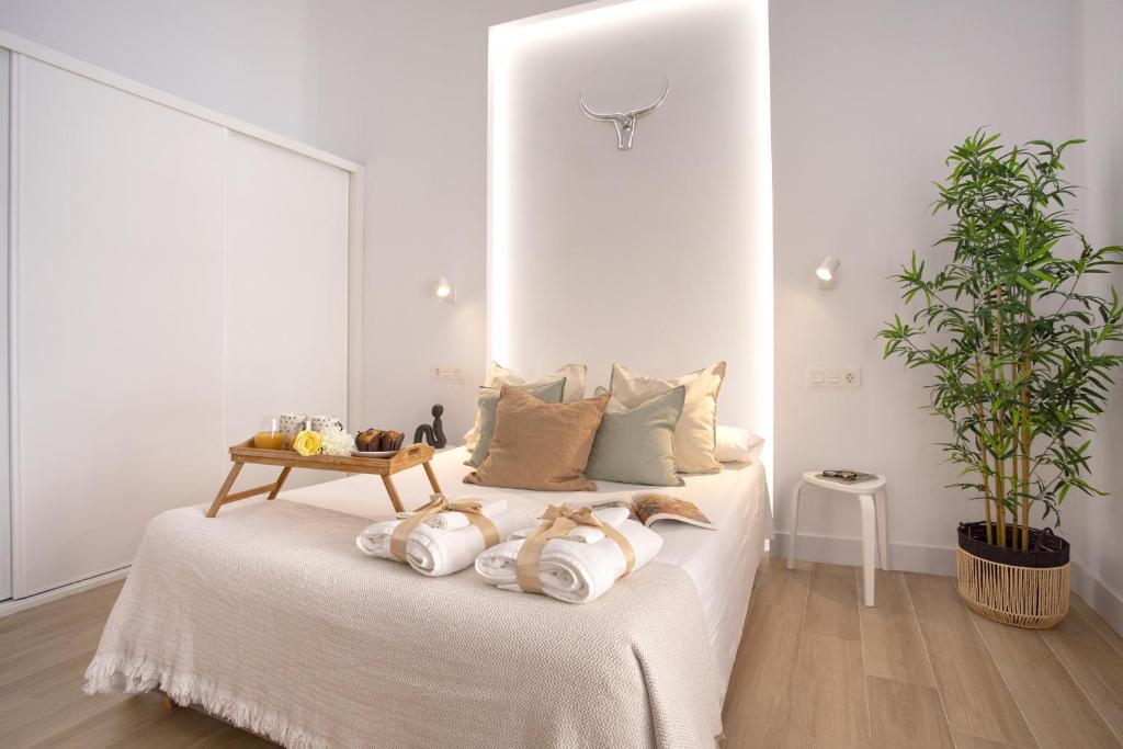 Postel nebo postele na pokoji v ubytování -MalagaSunApts- CityCenter Spacious Studio
