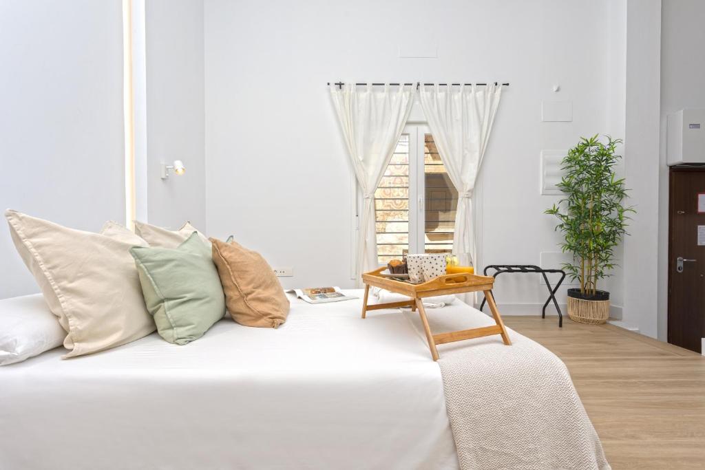Postel nebo postele na pokoji v ubytování -MalagaSunApts- CityCenter Spacious Studio
