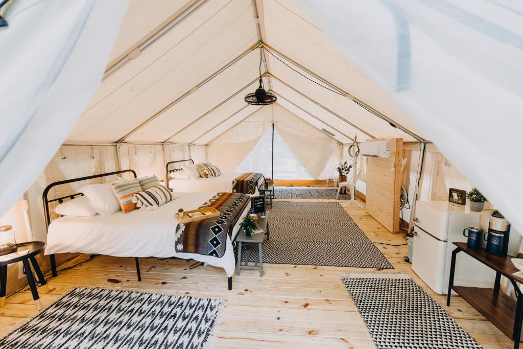 Postel nebo postele na pokoji v ubytování Timberline Glamping at Amicalola Falls