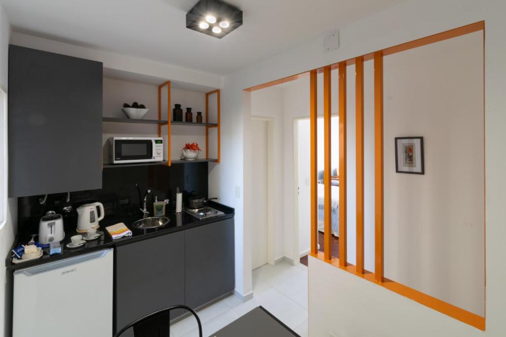 uma cozinha com um balcão preto e um micro-ondas em Estadías Azul em Rosário