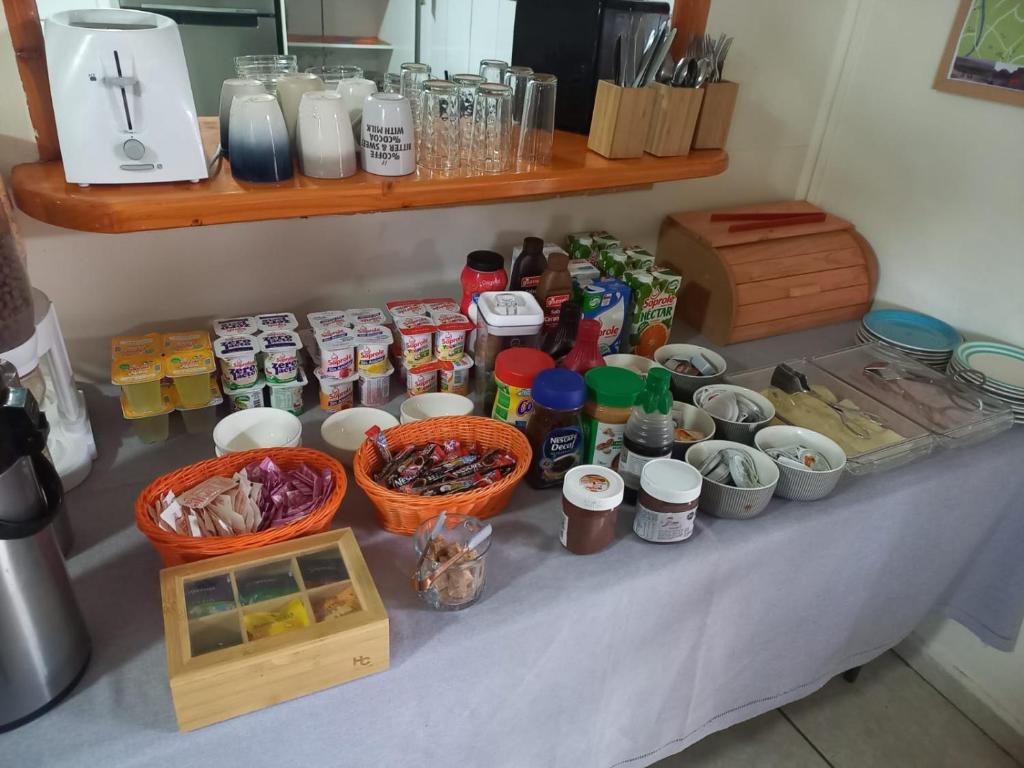 un tavolo con un mucchio di cibo sopra di Hostal Campo Base a San Pedro de Atacama