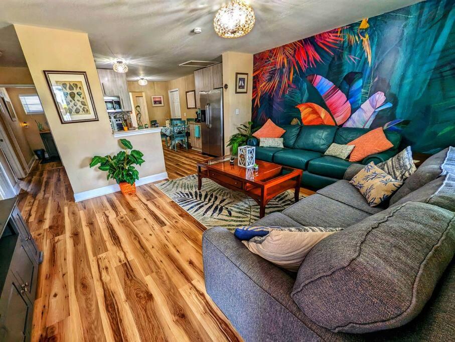 sala de estar con sofá y mesa en Modern & Comfy Lagoon Oasis - River Views - Parking en Titusville