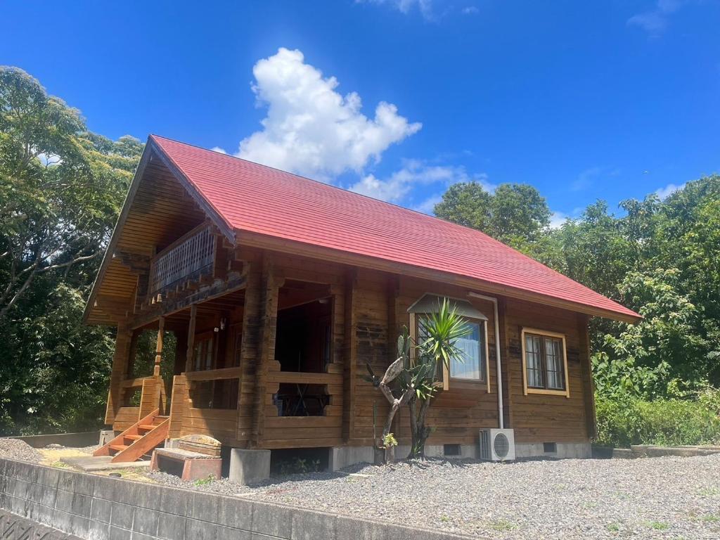 uma pequena cabana de madeira com um telhado vermelho em Log house Hata - Vacation STAY 29001v em Shima