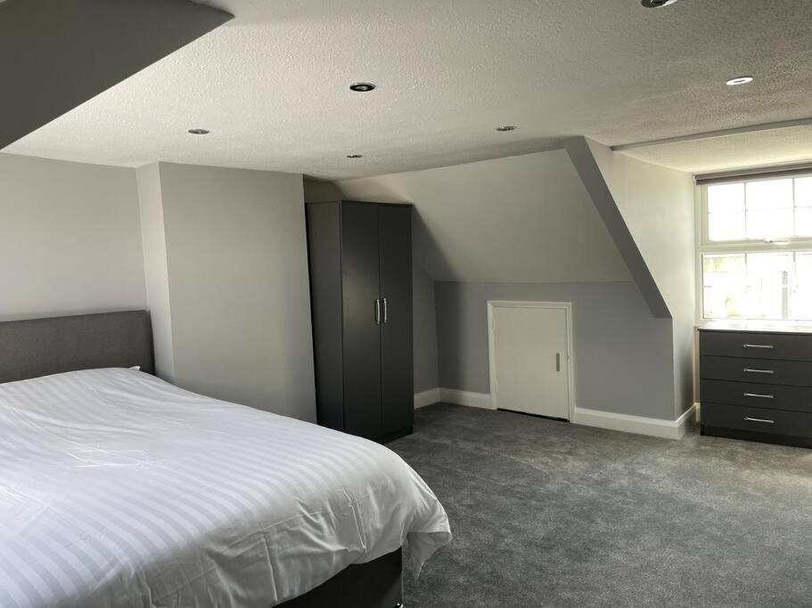 En eller flere senger på et rom på Large self contained 1 bedroom flat with parking.