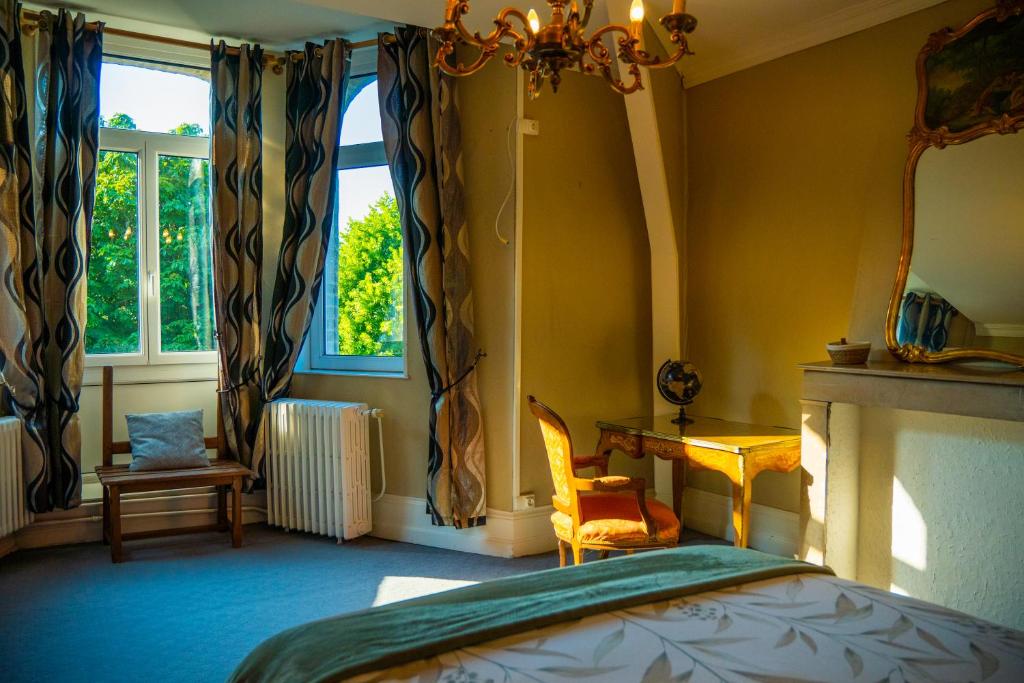 um quarto com uma cama, uma secretária e uma janela em Chambre au Château de St-Pierre-Brouck em Saint-Pierre-Brouck