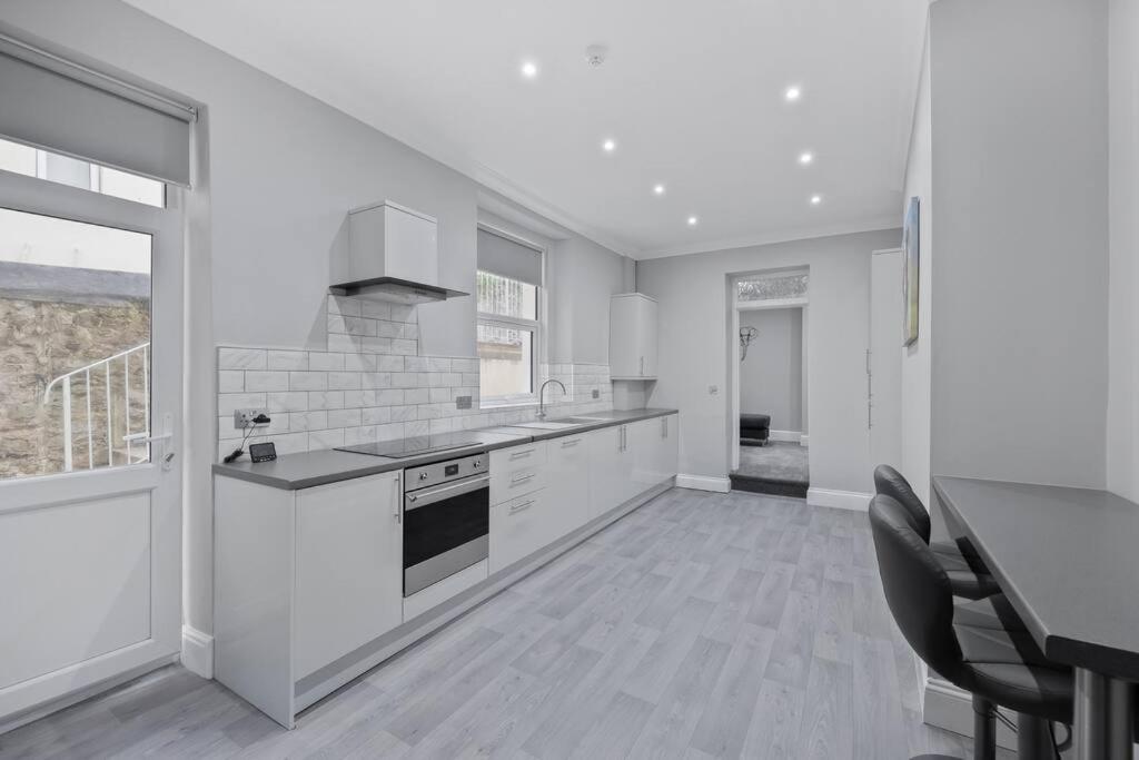 una gran cocina blanca con fogones en Brand New Huge 2 Bedroom Ground Floor Flat en Plymouth