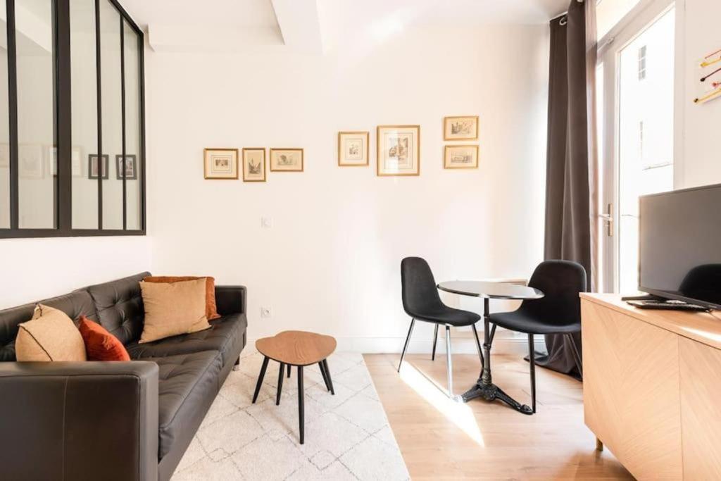 a living room with a couch and a table at Studio standing plein centre Aix in Aix-en-Provence