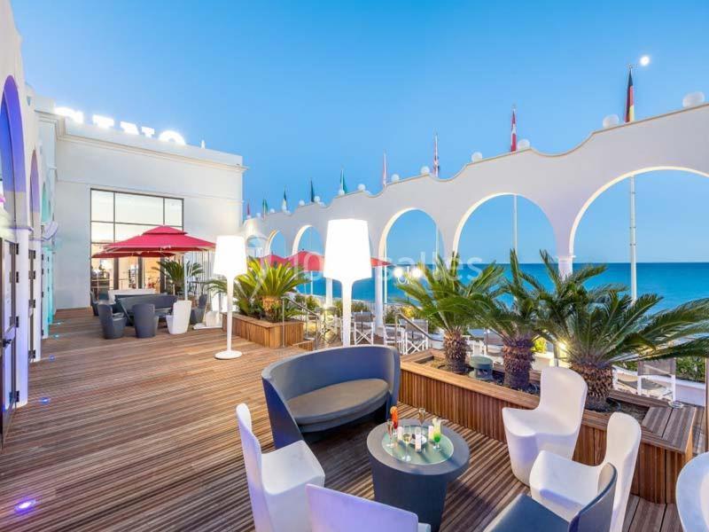 O vedere generală la mare sau o vedere la mare
luată din acest apartament