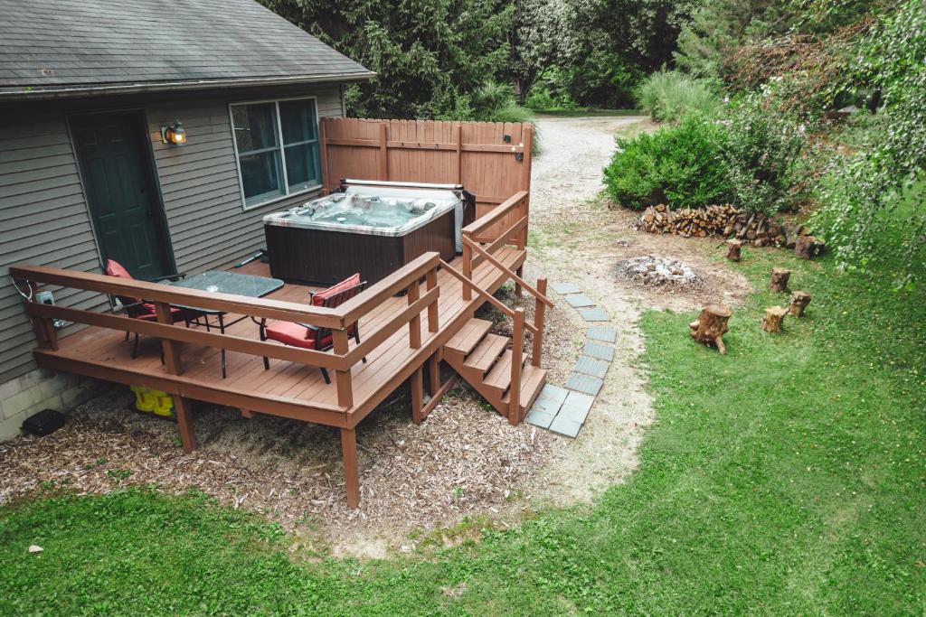 an overhead view of a hot tub on a deck at Patriot Cottage at American Heartland Cabins in Rockbridge