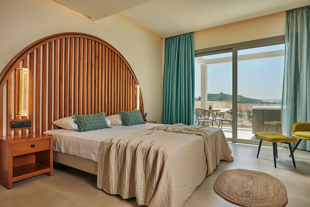 Postel nebo postele na pokoji v ubytování Letsos Hotel