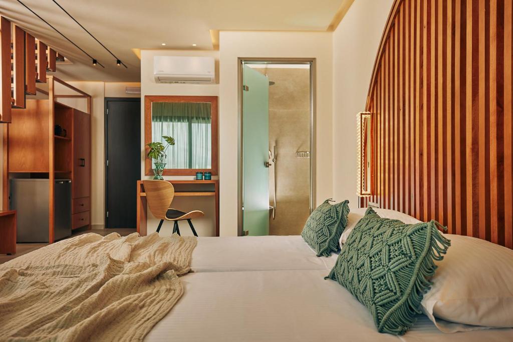 Postel nebo postele na pokoji v ubytování Letsos Hotel