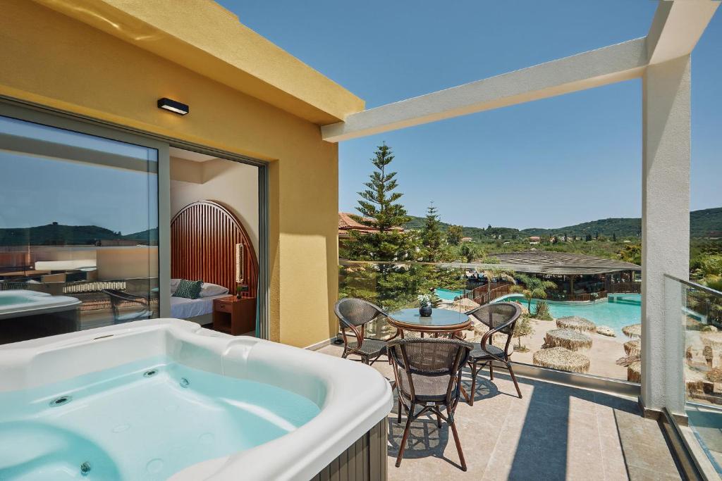 Bazén v ubytování Letsos Hotel nebo v jeho okolí