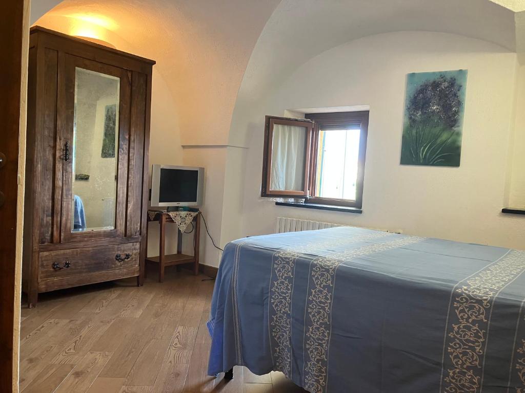 A television and/or entertainment centre at Bed & Breakfast L'erica