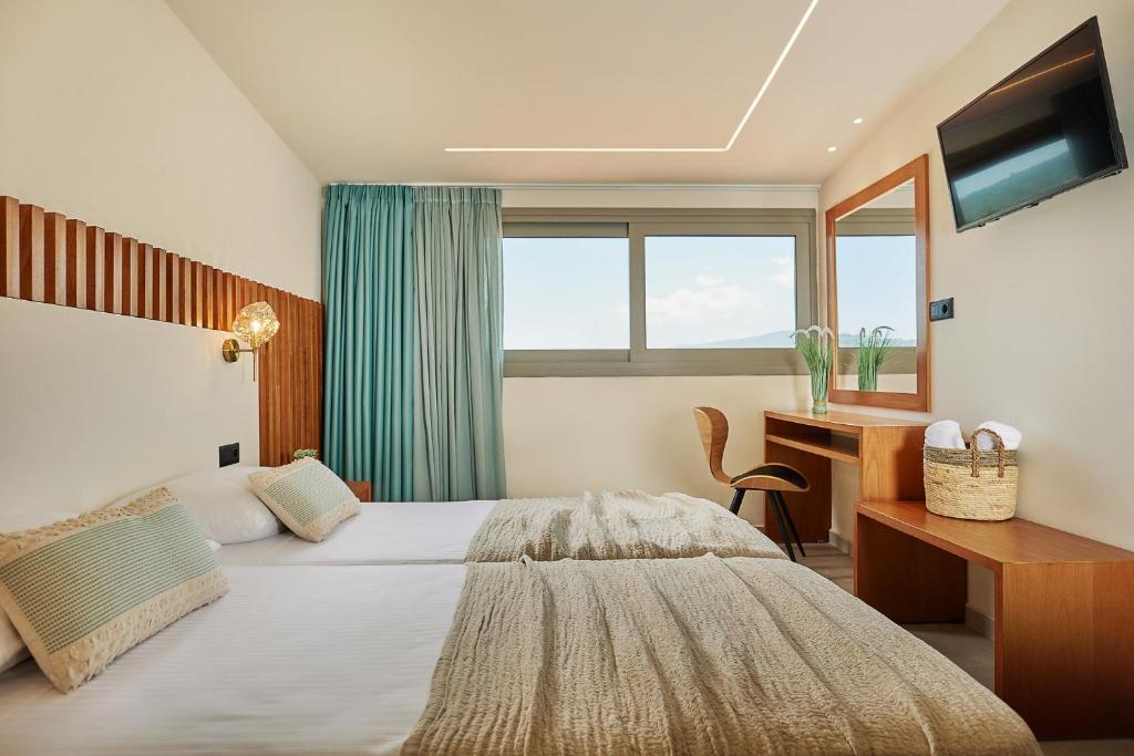 Postel nebo postele na pokoji v ubytování Letsos Hotel
