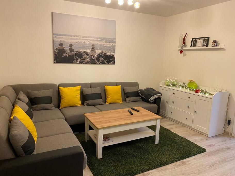 ein Wohnzimmer mit einem Sofa und einem Couchtisch in der Unterkunft Apartman “ROSE” in Martin