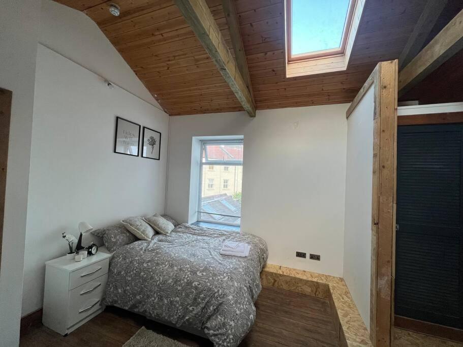 um quarto com uma cama e uma janela em 1 bedroom flat Bristol centre em Bristol