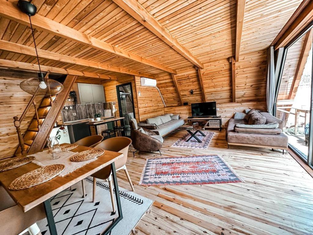 薩卡里亞的住宿－MERCE BUNGALOV，大型客厅设有木制天花板