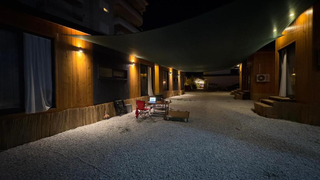 un pasillo vacío de un edificio por la noche en Tiny House Sitesi, en Alanya
