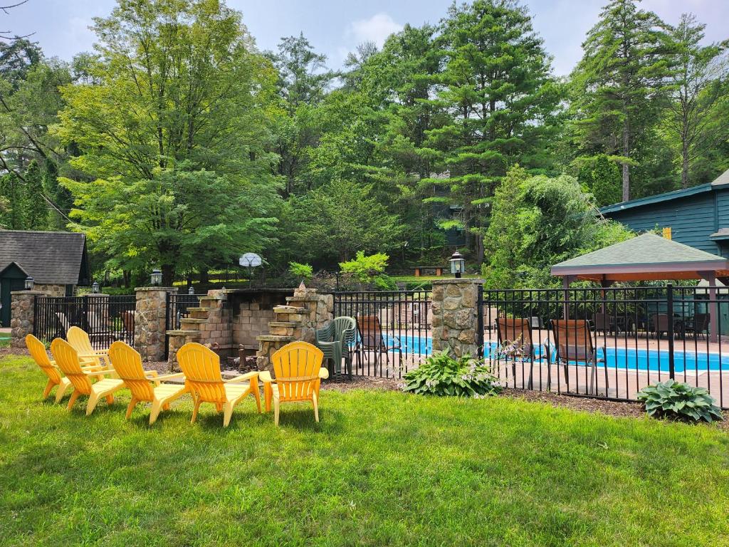 Bazén v ubytování Adirondack Diamond Point Lodge nebo v jeho okolí