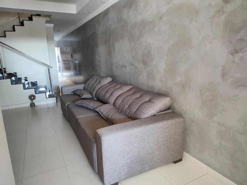 un canapé marron assis dans un salon dans l'établissement Sobrado Ótima Localização, à Goiânia