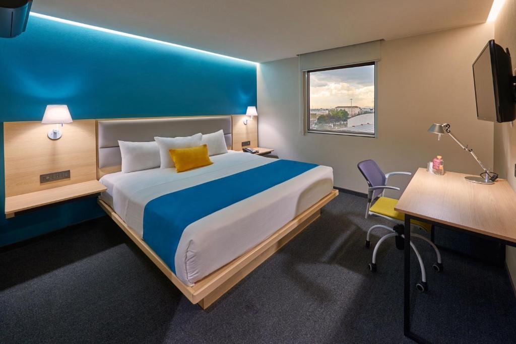 City Express by Marriott Suites Toluca - 两居室套房，一间国王和两张双人床
