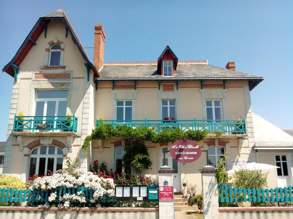 uma casa grande com um sinal em frente em Villa Chanelle em Les Rosiers
