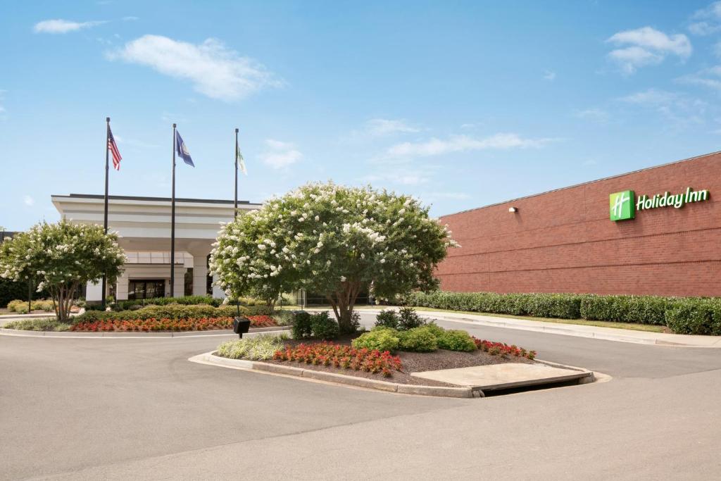 una representación de la parte delantera de un edificio de walmart en Holiday Inn Washington-Dulles International Airport, an IHG Hotel en Sterling