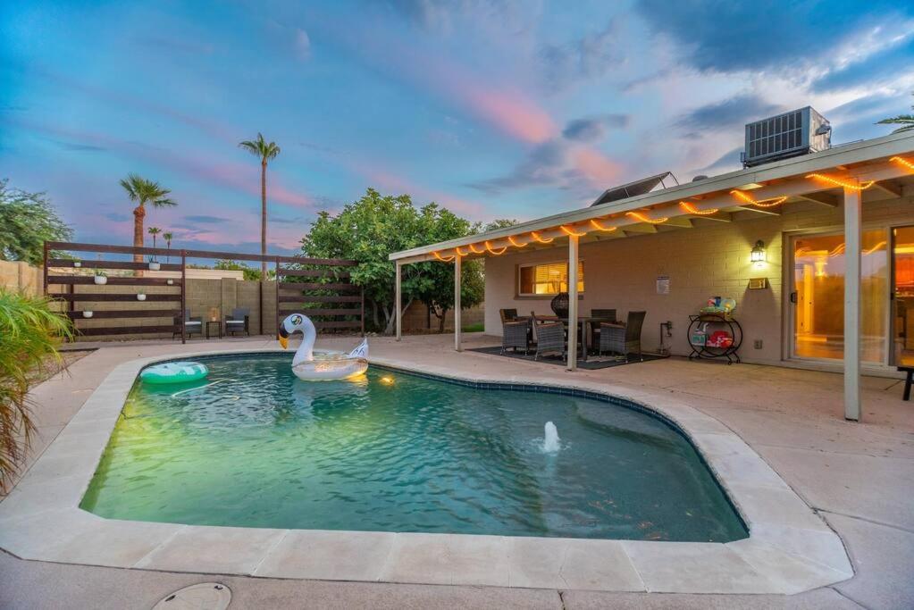een zwembad met een zwaan voor een huis bij Desert Dream - Pool - Old town - Camelback in Scottsdale