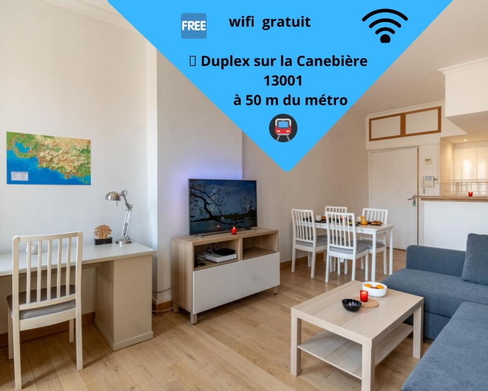 マルセイユにあるDuplex T3 Climatiséのリビングルーム(青いソファ付)が備わる小さなアパートメントです。
