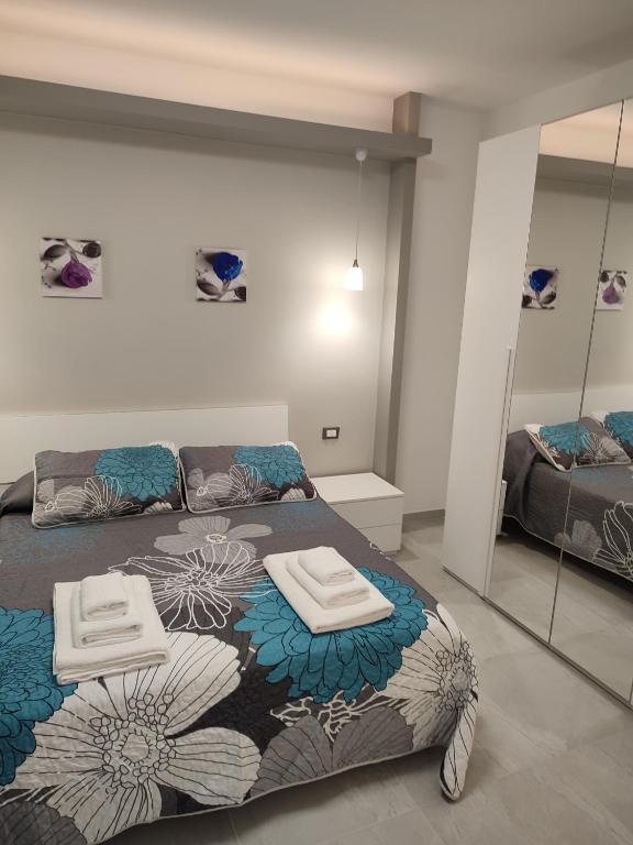 una camera con letto e specchio di La Casa di Linda a Genova
