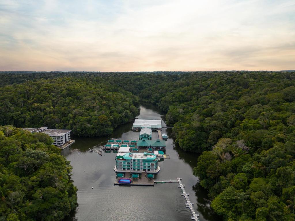 una vista aérea de un río con barcos en él en Uiara Amazon Resort en Manaos