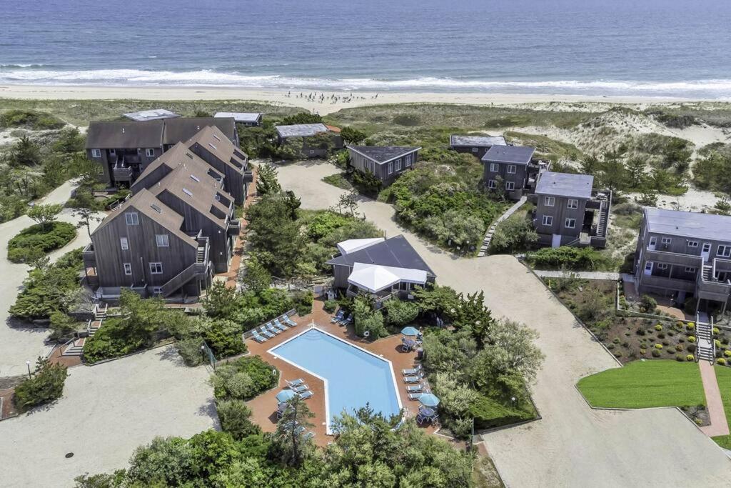 AmagansettUnit 821 Ocean Colony Beach的享有度假胜地的空中景致,设有游泳池和海滩