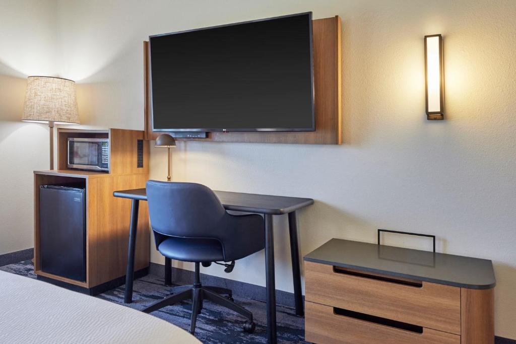 Fairfield Inn & Suites Burlington - King Room