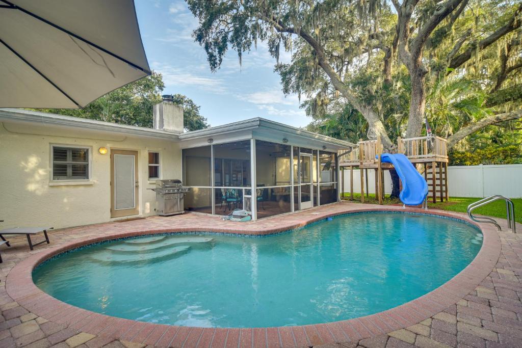 A piscina em ou perto de Largo Retreat with Private Pool, Slide and Treehouse!