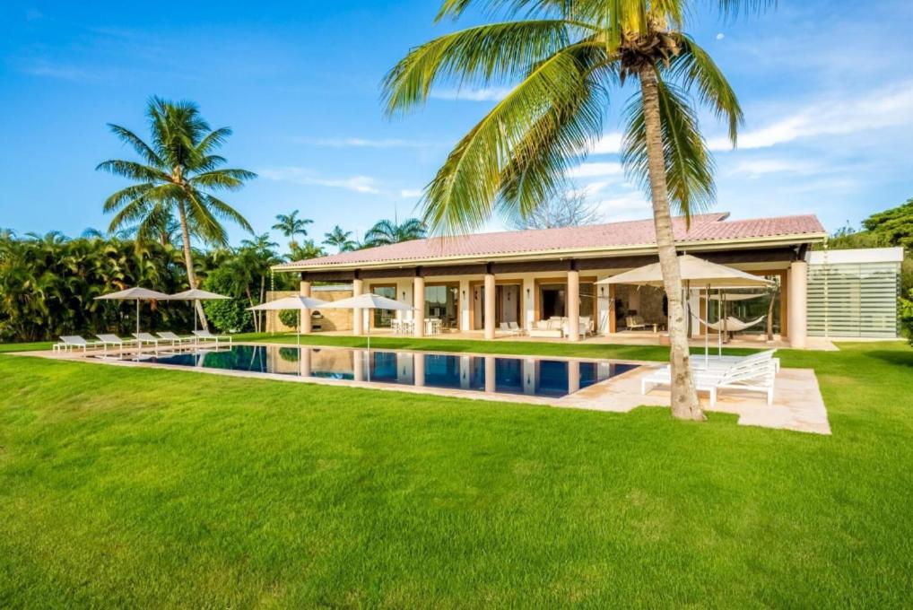 una casa con una palmera y una piscina en Sunny Vacation Villa No 59, en San Rafael del Yuma