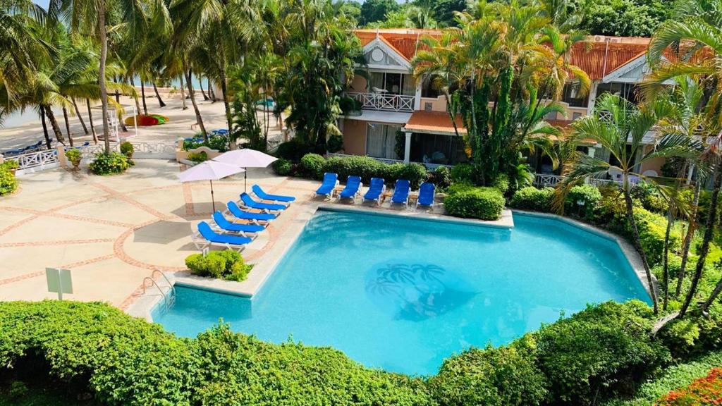 Bazén v ubytování Coco Reef Resort & Spa nebo v jeho okolí