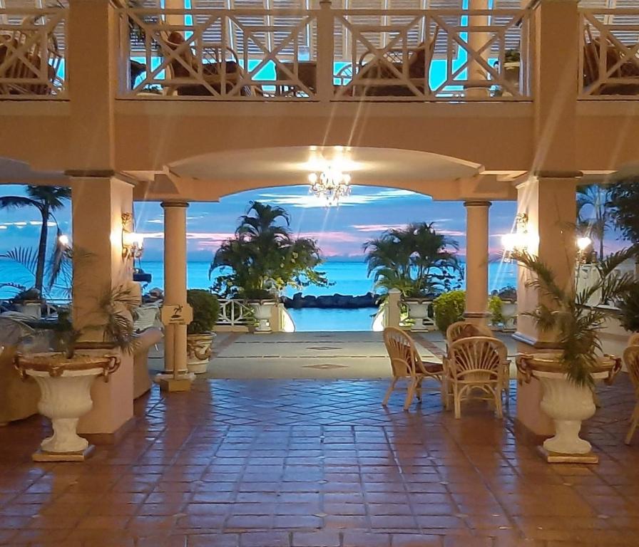 Bazén v ubytování Coco Reef Resort & Spa nebo v jeho okolí