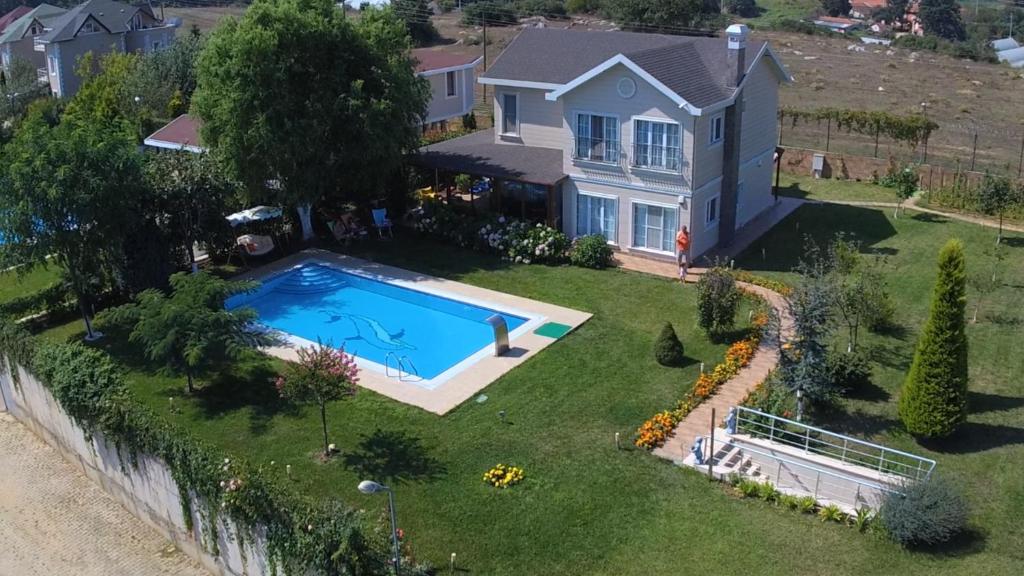 vista aerea di una casa con piscina di Villa Piano a Gebze