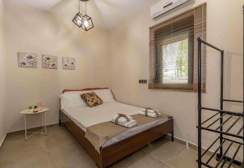Postel nebo postele na pokoji v ubytování Fragkos Doukas Rooms