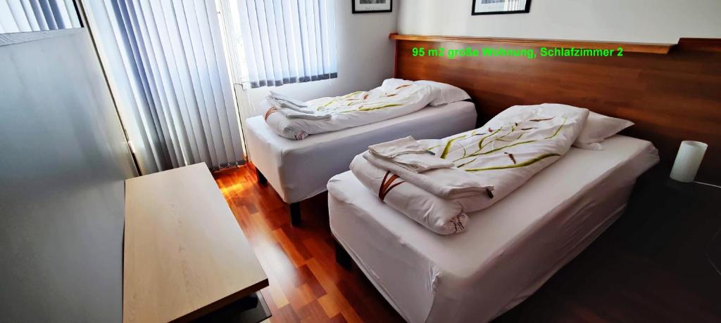 2 camas en una habitación con sábanas blancas en Åkrehamn Marina en Åkrehamn