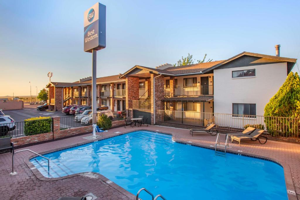 une piscine en face d'un hôtel dans l'établissement Best Western Arizonian Inn, à Holbrook