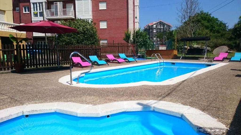 The swimming pool at or close to Hotel Azcona