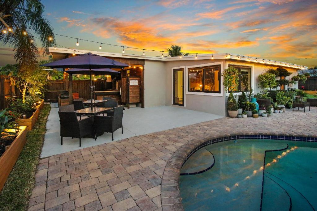Vacation Home King BED,PetChild Friendly,Heated SALTWATER POOL