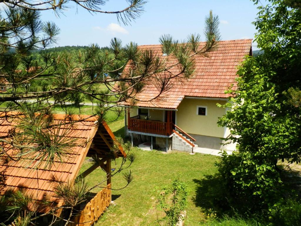 z góry widok na dom z dachem w obiekcie Holiday Home Lana w mieście Saborsko