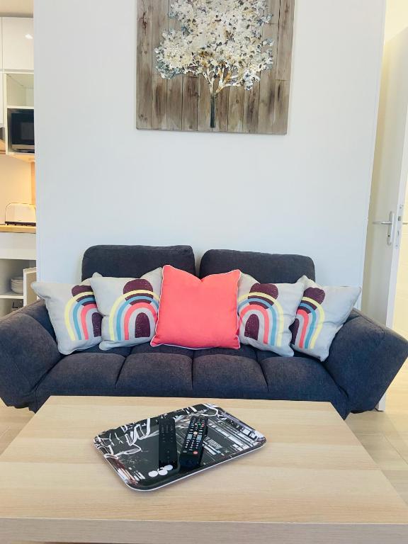 - un canapé avec des oreillers et une table dans l'établissement PWS Cannes Le Cosy Palm * Elegant 2P Climatisé!, à Cannes