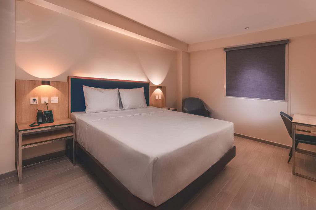 Postel nebo postele na pokoji v ubytování Lyz Business Hotel Piura