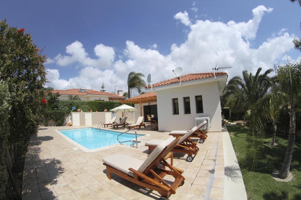 The swimming pool at or close to Eve Pissouri Xιnisteri Villa