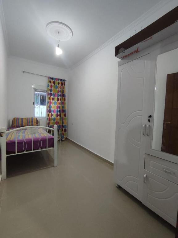 ein Schlafzimmer mit einem Bett und einer Kommode in einem Zimmer in der Unterkunft Mekkad in Oued Laou