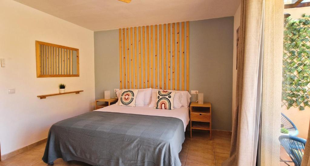 Postel nebo postele na pokoji v ubytování Casa Cotillo 13 next to Los Lagos Beach Highspeed Wifi
