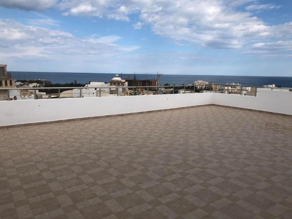 una vista del océano desde el techo de un edificio en grand S+1 avec vaste terrasse panoramique, en Chott Meriem